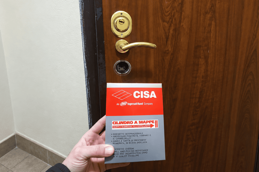 Установка замка Cisa